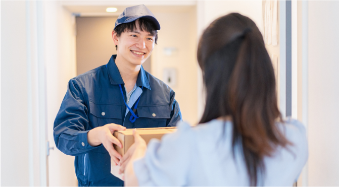 店舗以外の場所でスマートフォンを使用して決済する画像